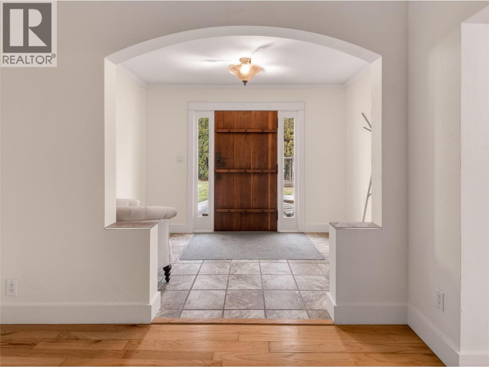 410 Upper Bench Road N, Penticton, British Columbia  V2A 8T4 - Photo 4 - 10392032