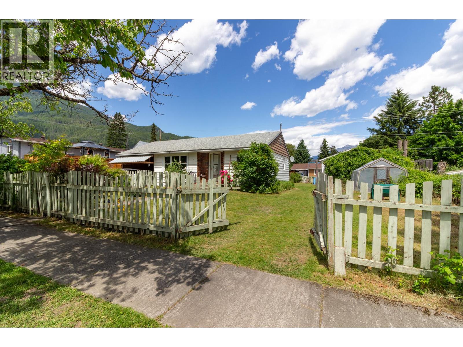 238 B Avenue, Kaslo, British Columbia  V0G 1M0 - Photo 1 - 10391941