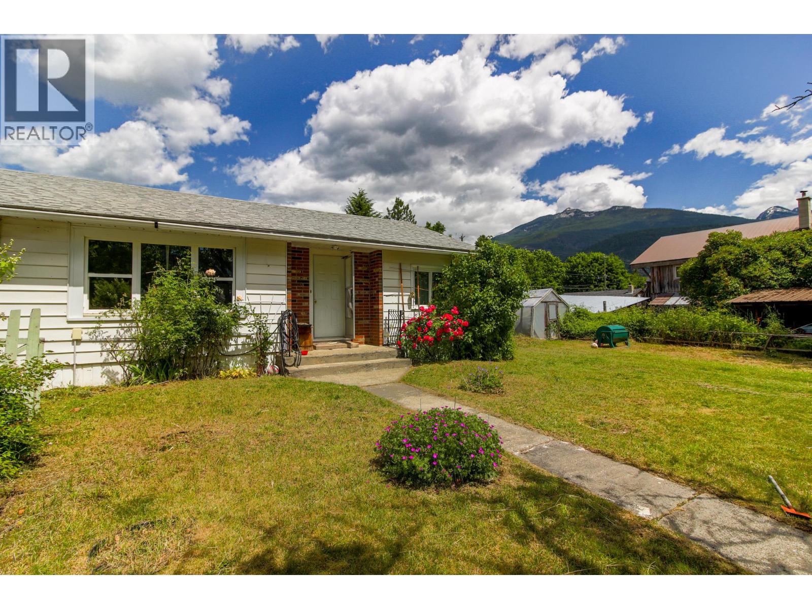 238 B Avenue, Kaslo, British Columbia  V0G 1M0 - Photo 2 - 10391941