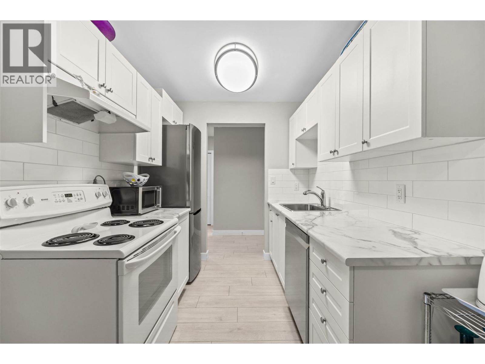 1056 Bernard Avenue Unit# 220, Kelowna, British Columbia  V1Y 8L7 - Photo 2 - 10392103