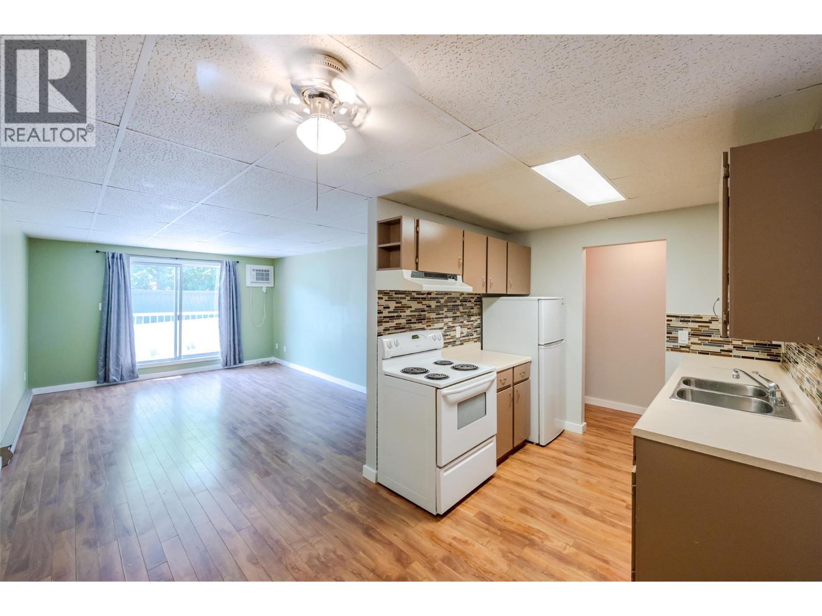 1410 Penticton Avenue Unit# 211, Penticton, British Columbia  V2A 2N5 - Photo 2 - 10392061