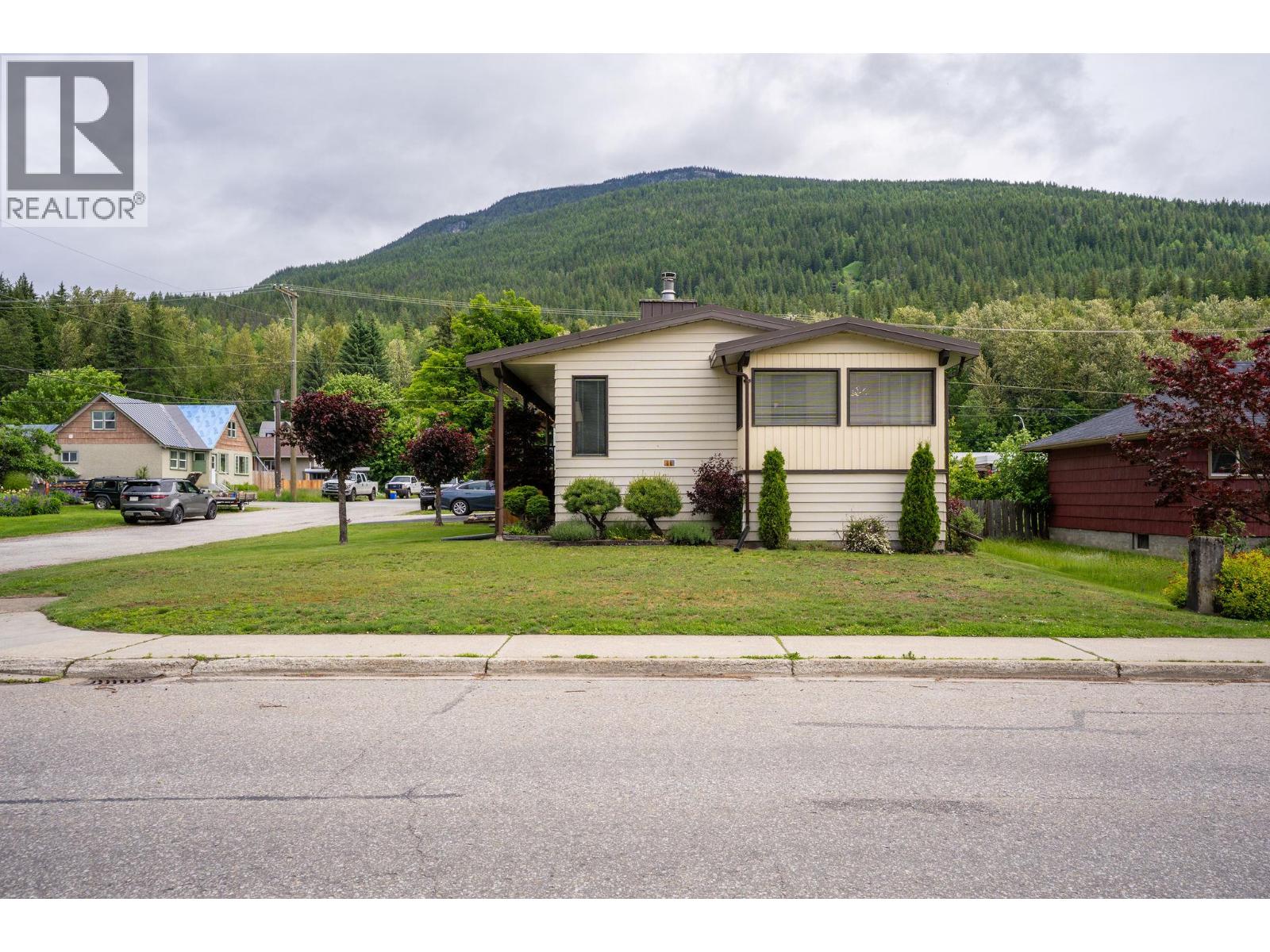 108 Ford Street, Revelstoke, British Columbia  V0E 2S0 - Photo 4 - 10391429