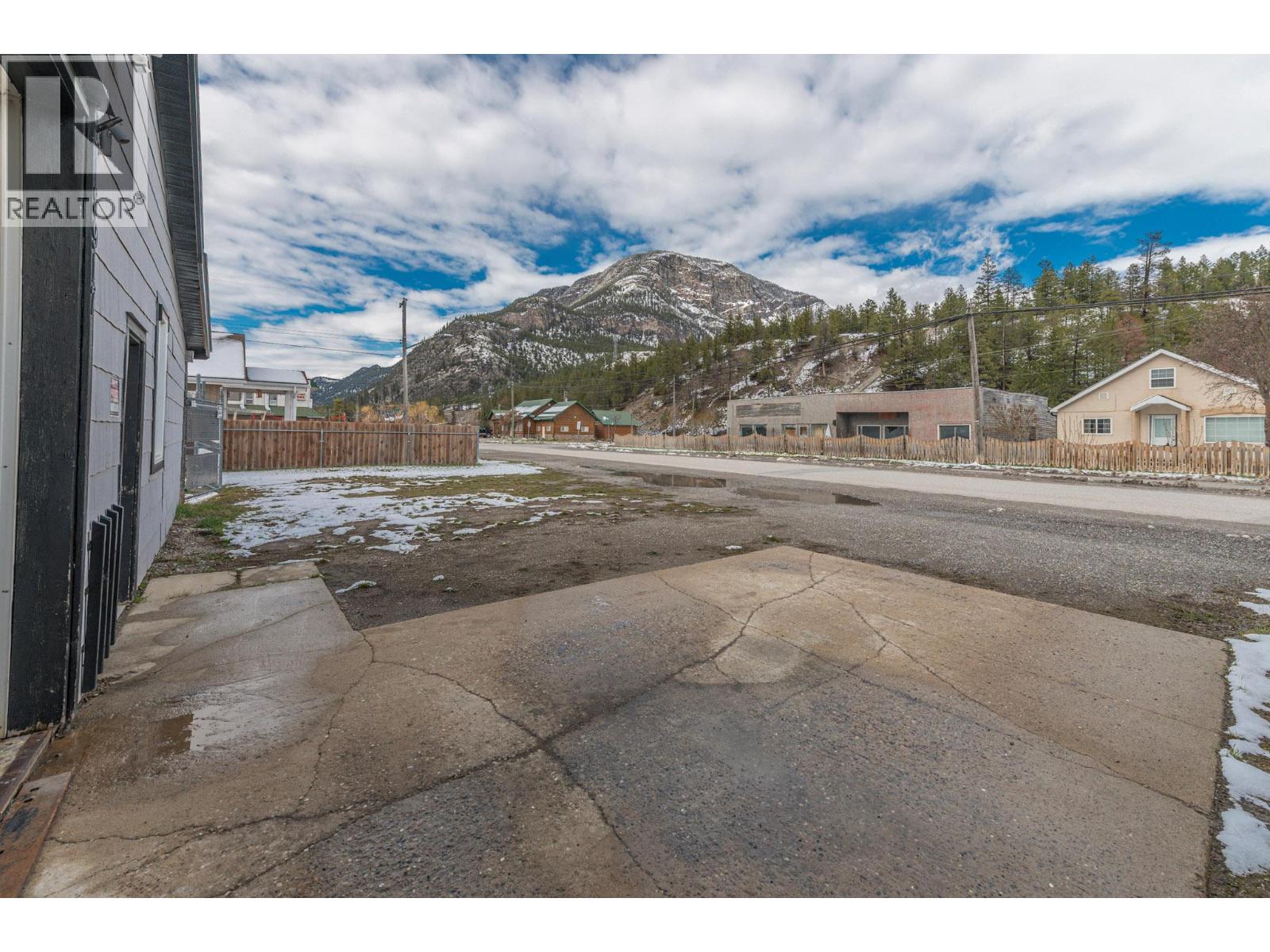 8917 Grainger Road, Canal Flats, British Columbia  V0B 1B0 - Photo 3 - 10392136