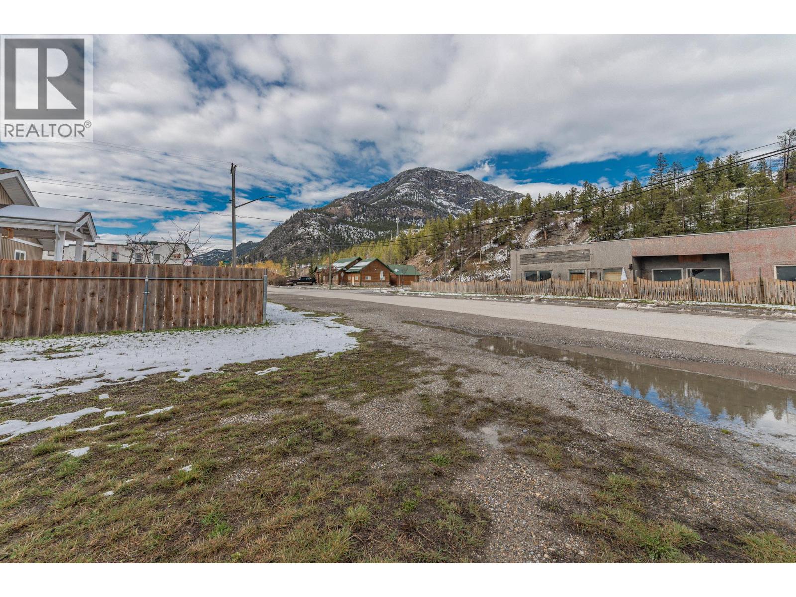 8917 Grainger Road, Canal Flats, British Columbia  V0B 1B0 - Photo 4 - 10392136