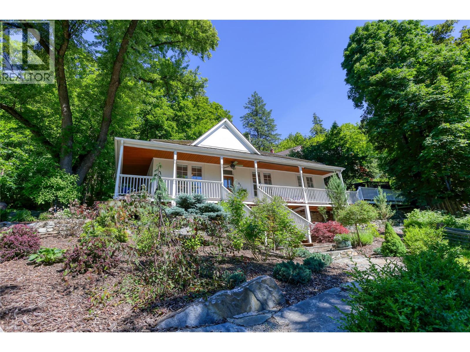 924 Vernon Street, Nelson, British Columbia  V1L 4G6 - Photo 3 - 10392116