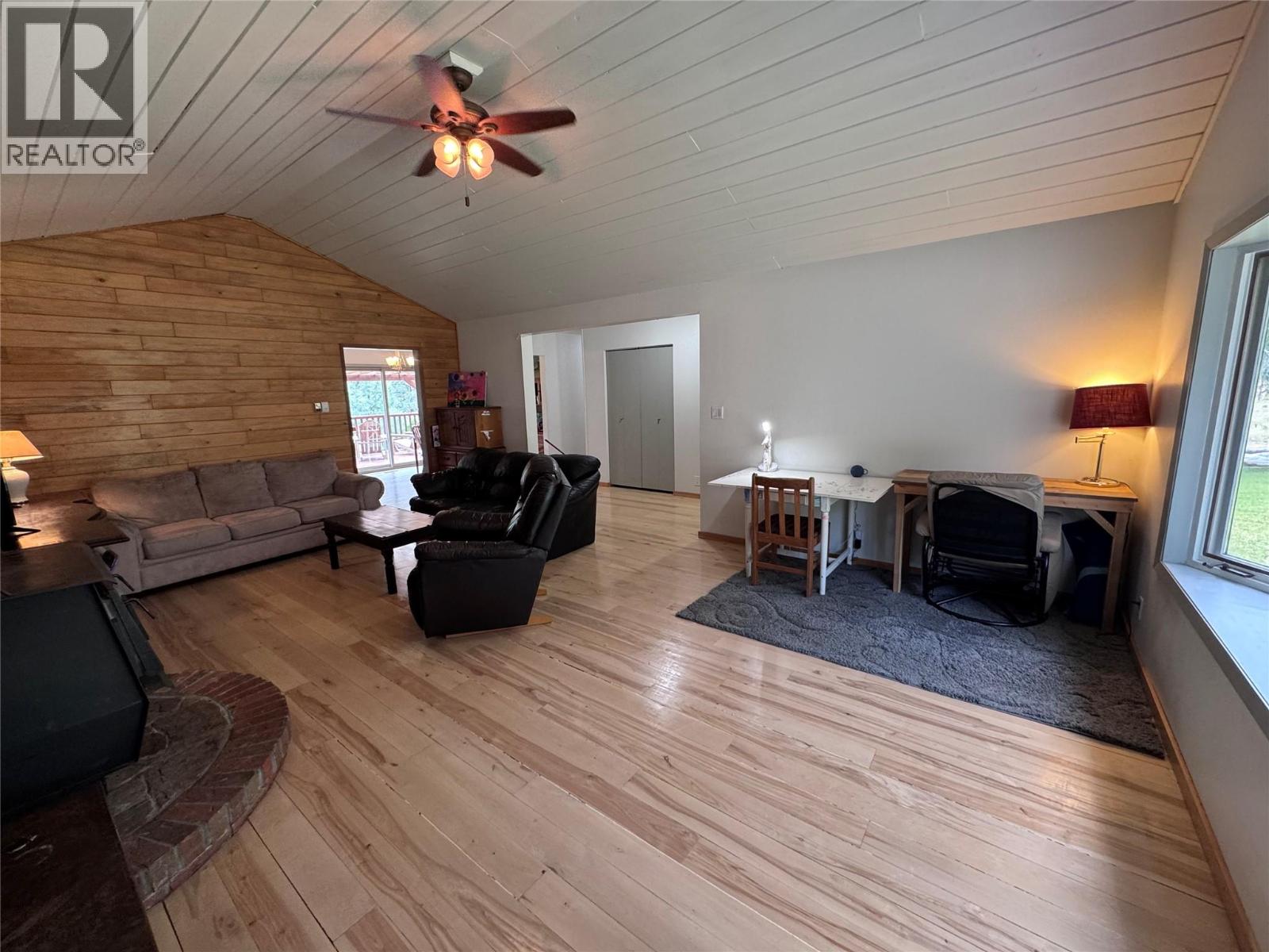 725 3 Highway, Christina Lake, British Columbia  V0H 1E0 - Photo 12 - 10392055