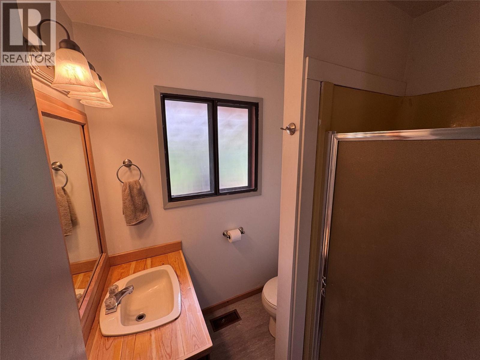 725 3 Highway, Christina Lake, British Columbia  V0H 1E0 - Photo 17 - 10392055