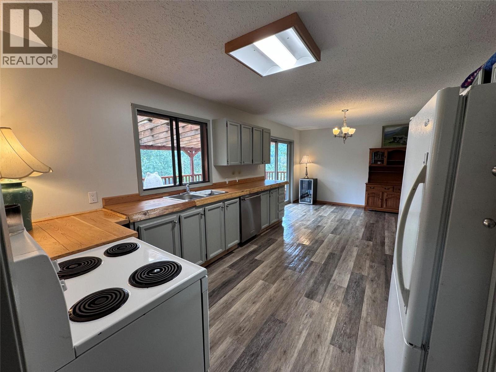 725 3 Highway, Christina Lake, British Columbia  V0H 1E0 - Photo 8 - 10392055