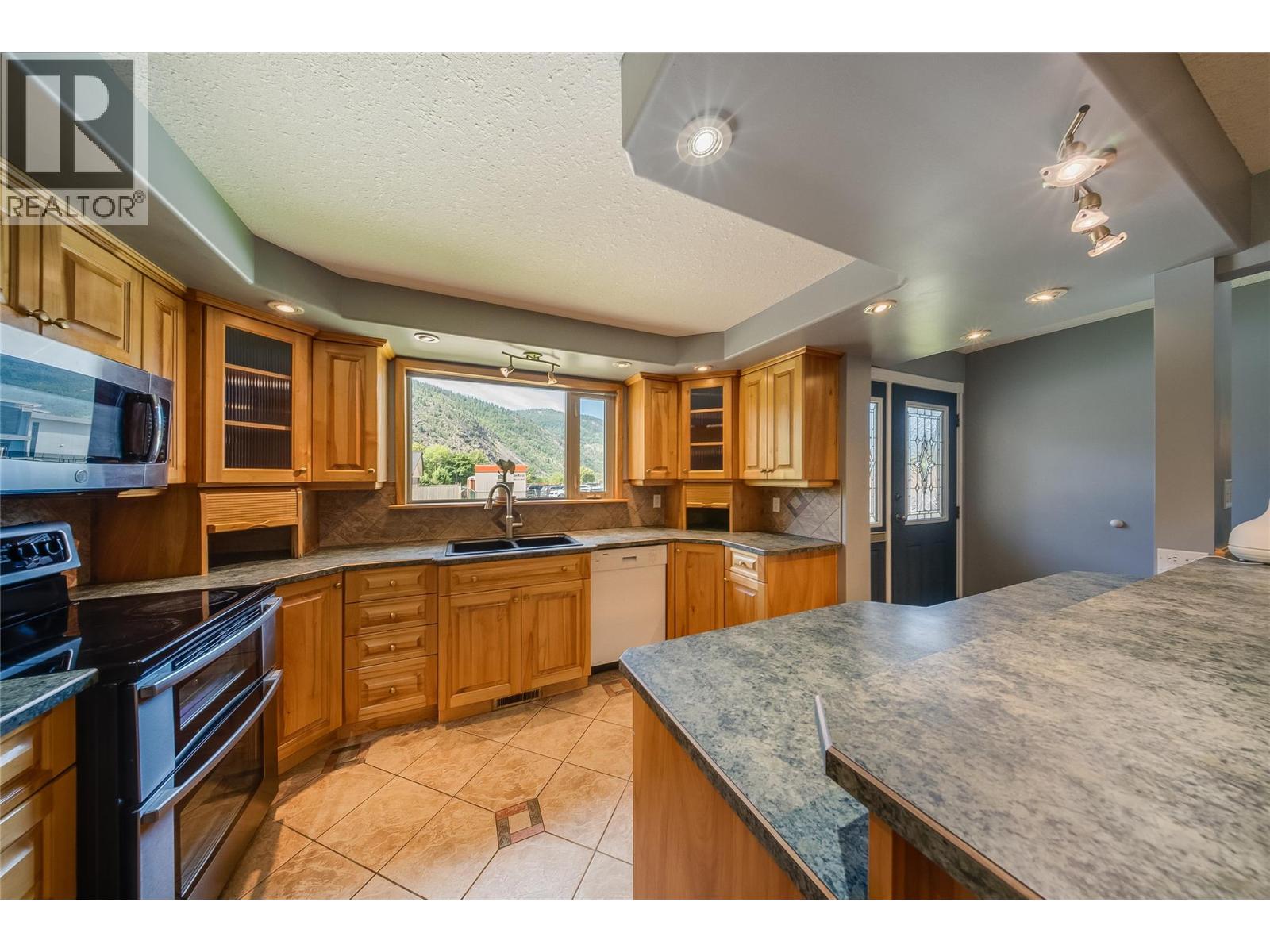 3651 Carnation Drive, Trail, British Columbia  V1R 2W5 - Photo 6 - 10392234