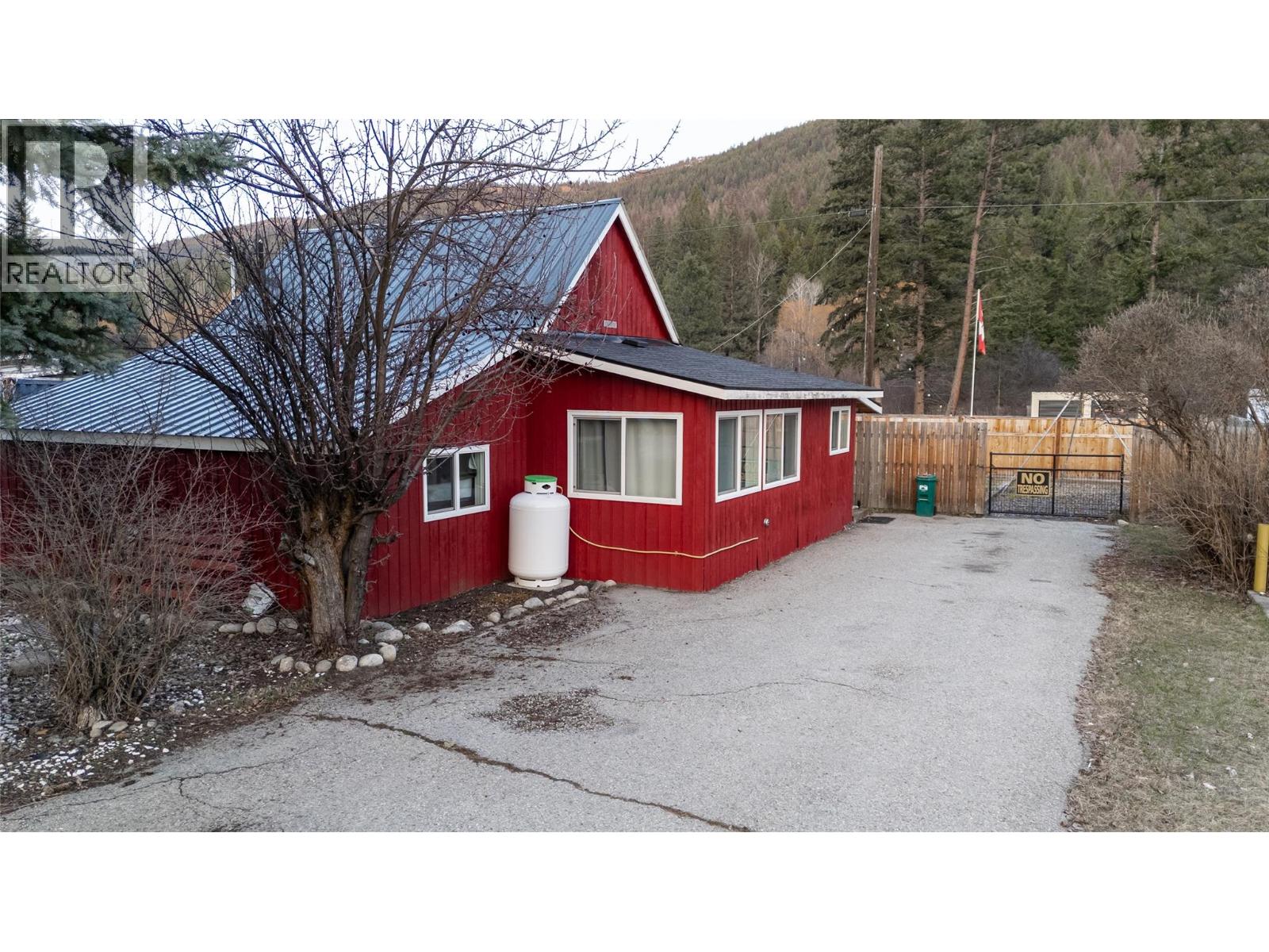 5844 Highway 33, Beaverdell, British Columbia  V0H 1Y0 - Photo 1 - 10392053