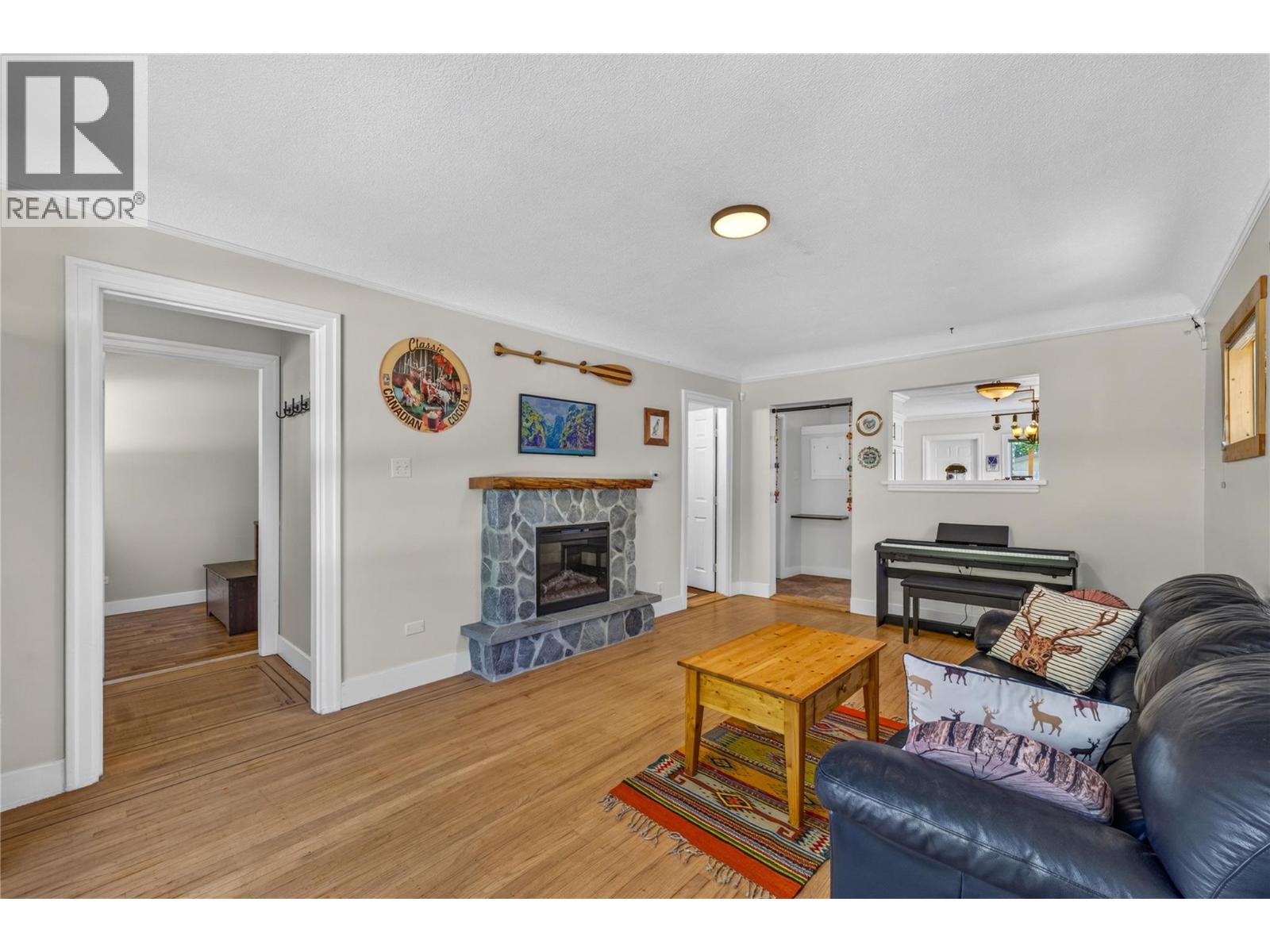 543 Burns Street, Penticton, British Columbia  V2A 4W9 - Photo 2 - 10392446