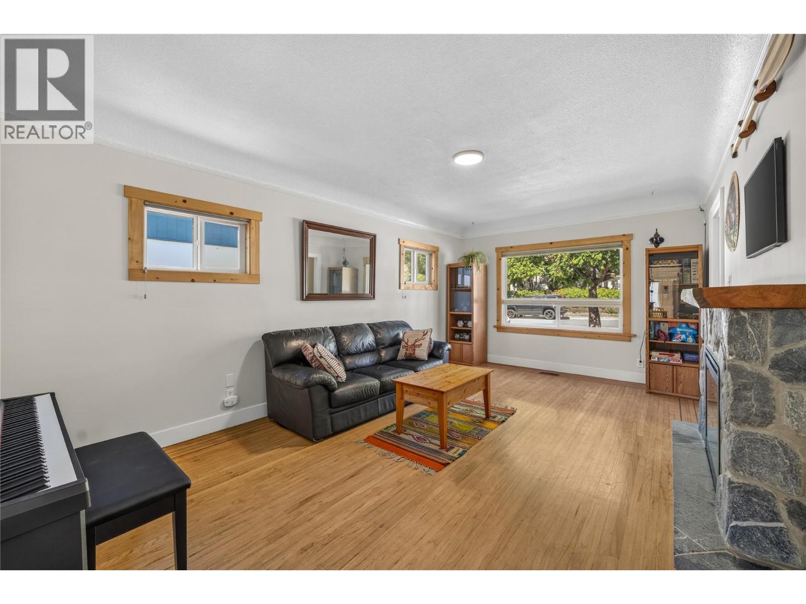 543 Burns Street, Penticton, British Columbia  V2A 4W9 - Photo 3 - 10392446