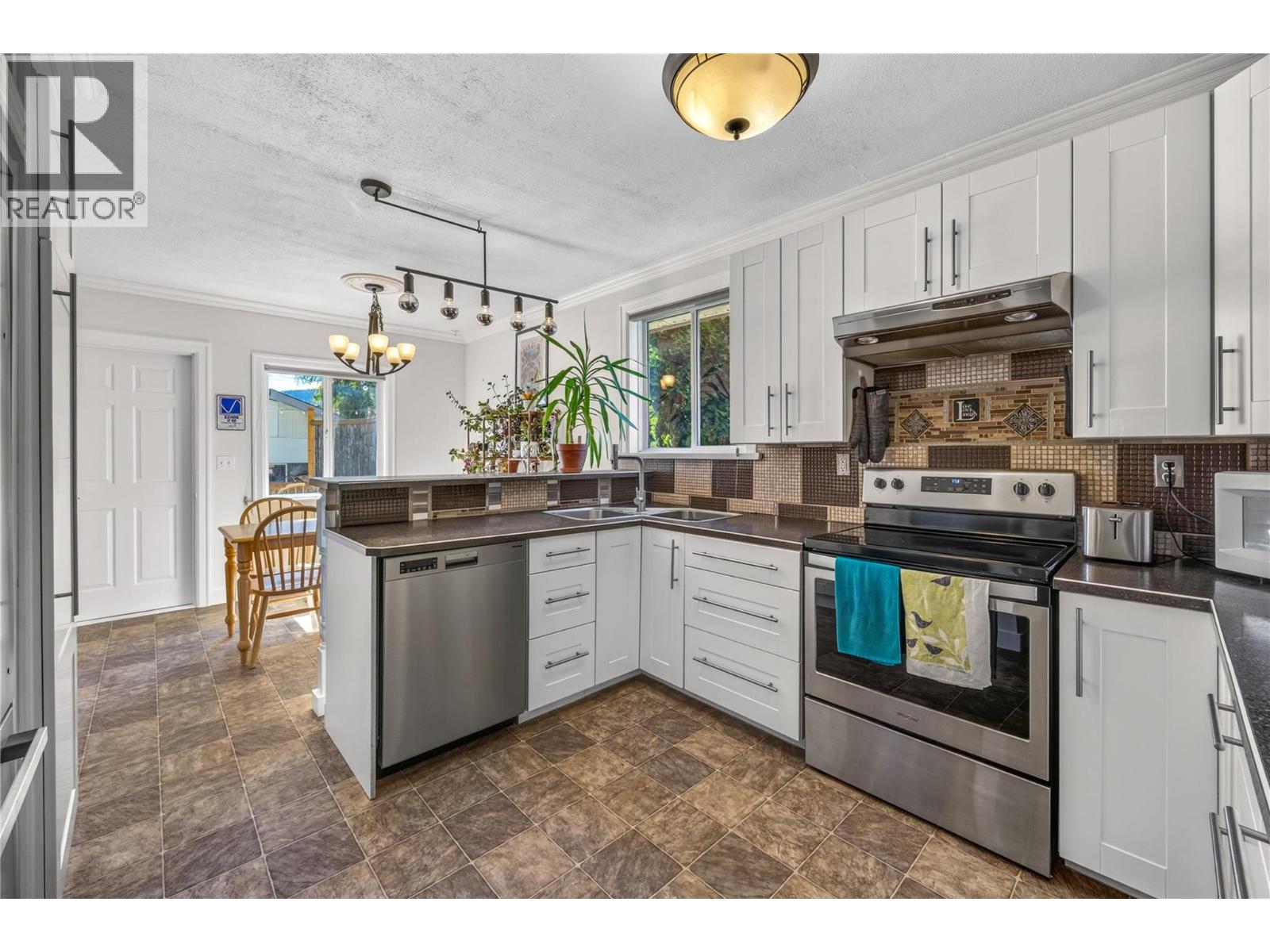 543 Burns Street, Penticton, British Columbia  V2A 4W9 - Photo 4 - 10392446