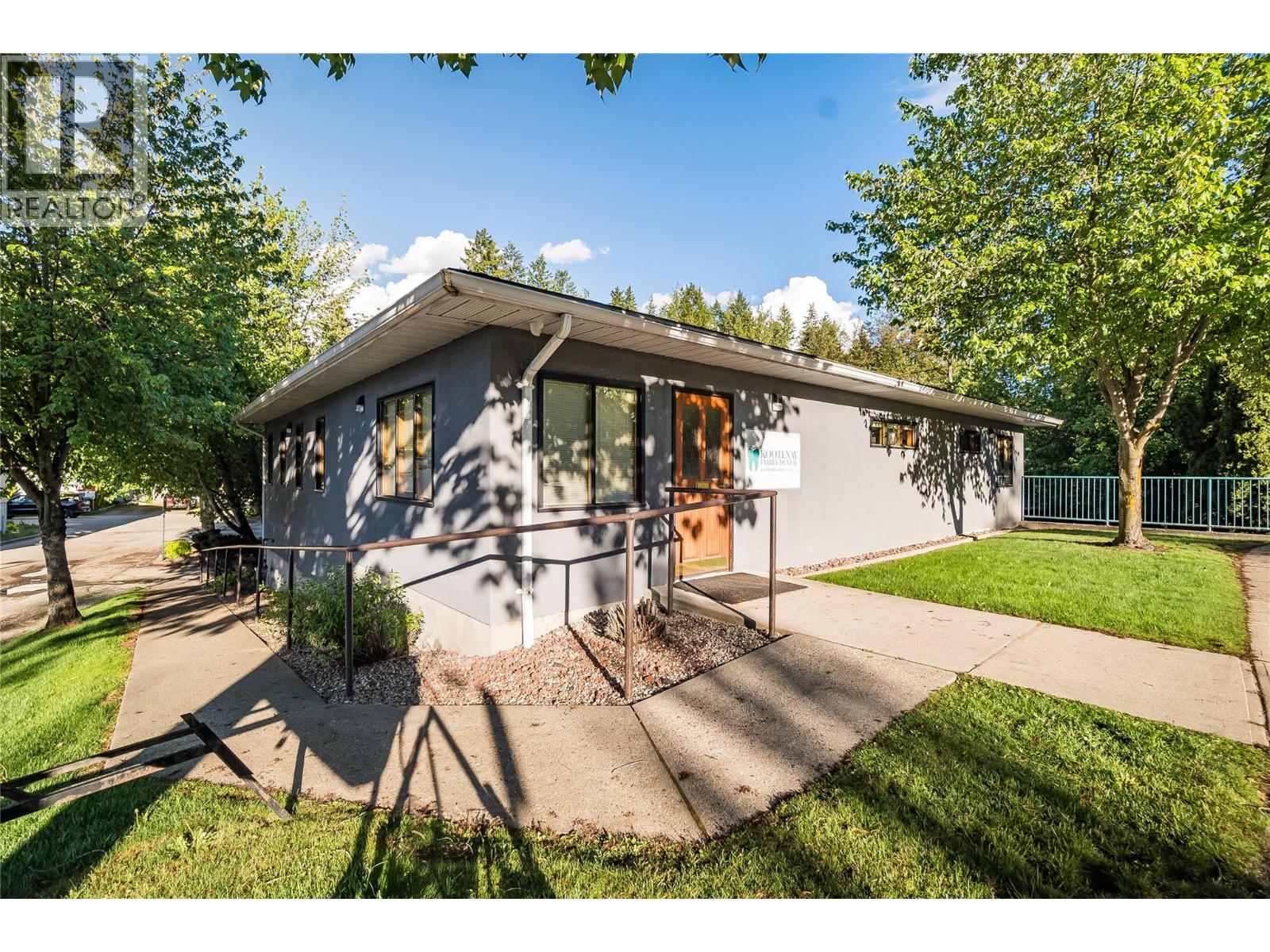 663 Columbia Avenue, Castlegar, British Columbia  V1N 1H1 - Photo 1 - 10392481