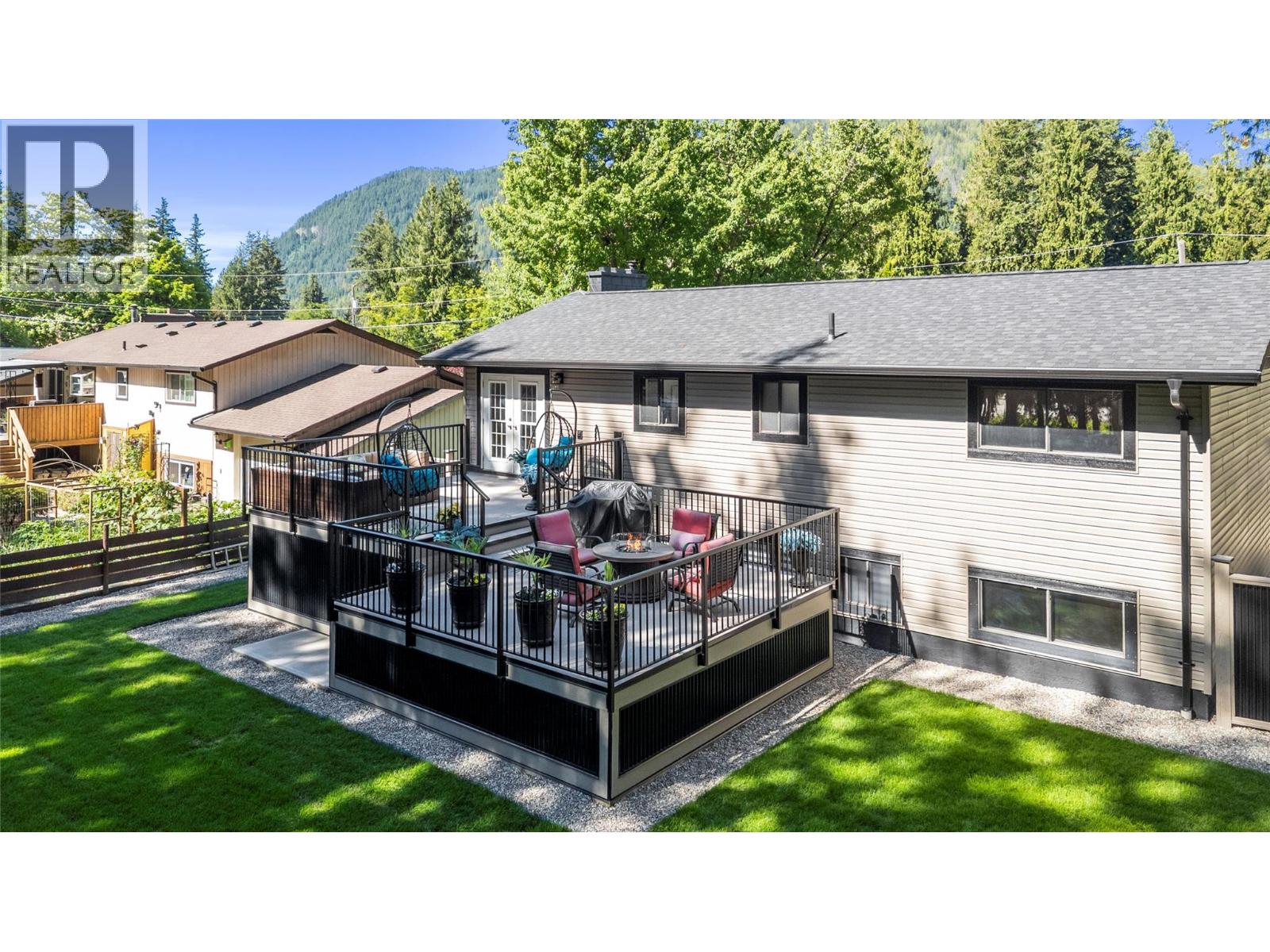 713 Hemlock Crescent S, Sicamous, British Columbia  V0E 2V1 - Photo 2 - 10392431