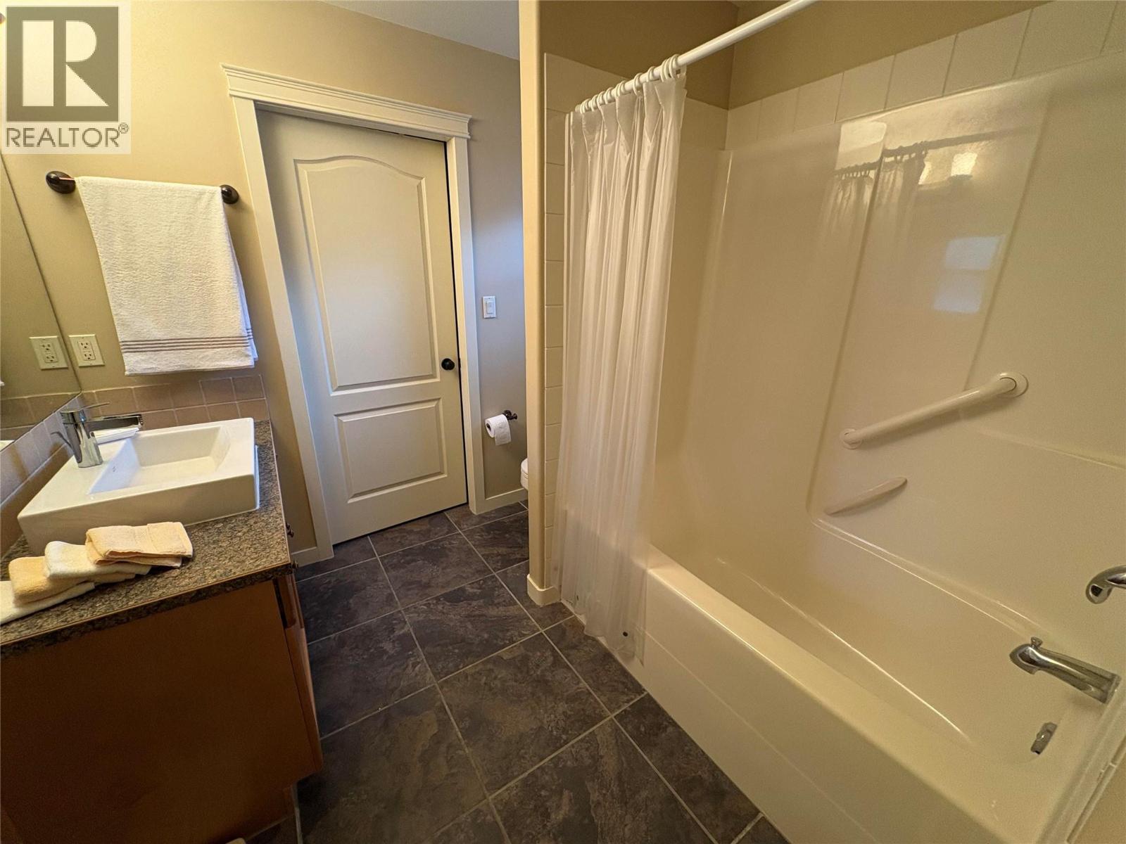 6940 Cabernet Place, Oliver, British Columbia  V0H 1T4 - Photo 12 - 10392658