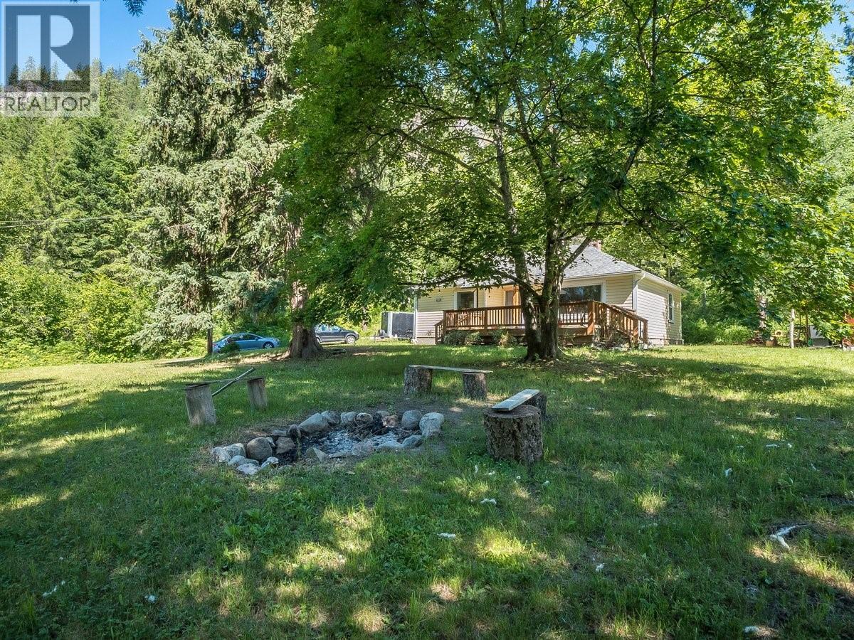 5875 Slocan River Road, Winlaw, British Columbia  V0G 2J0 - Photo 13 - 10392852