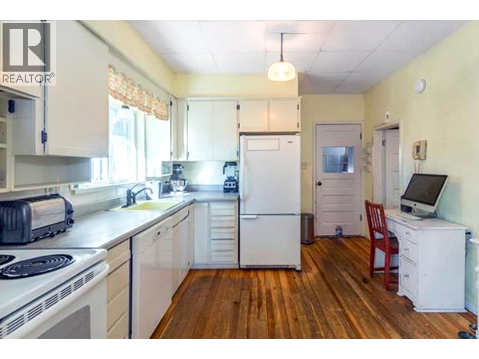 822 Lawrence Avenue, Kelowna, British Columbia  V1Y 6L9 - Photo 40 - 10393210