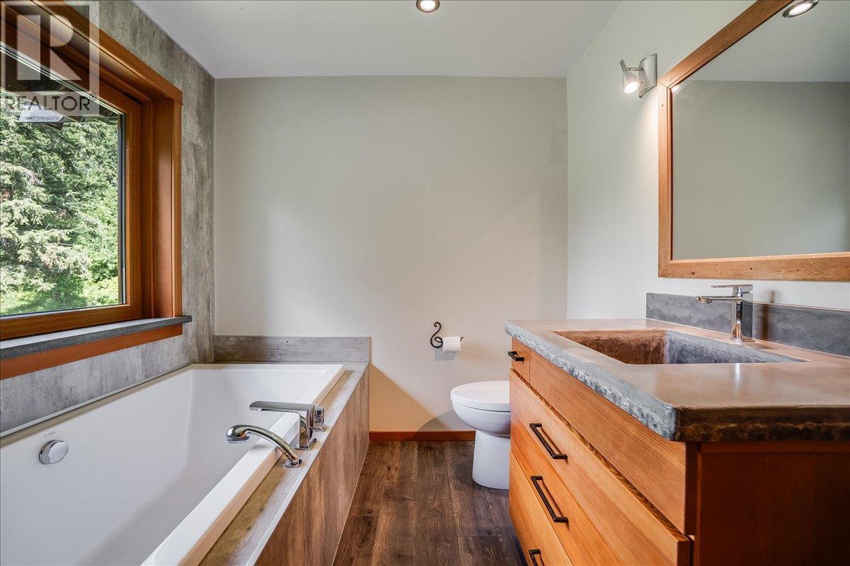 6042 Woodward Road, Winlaw, British Columbia  V0G 2G0 - Photo 12 - 10393452