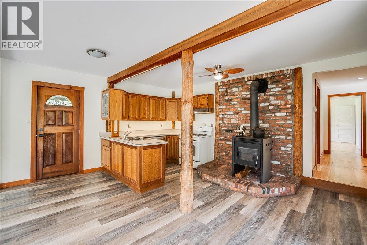 6042 Woodward Road, Winlaw, British Columbia  V0G 2G0 - Photo 8 - 10393452
