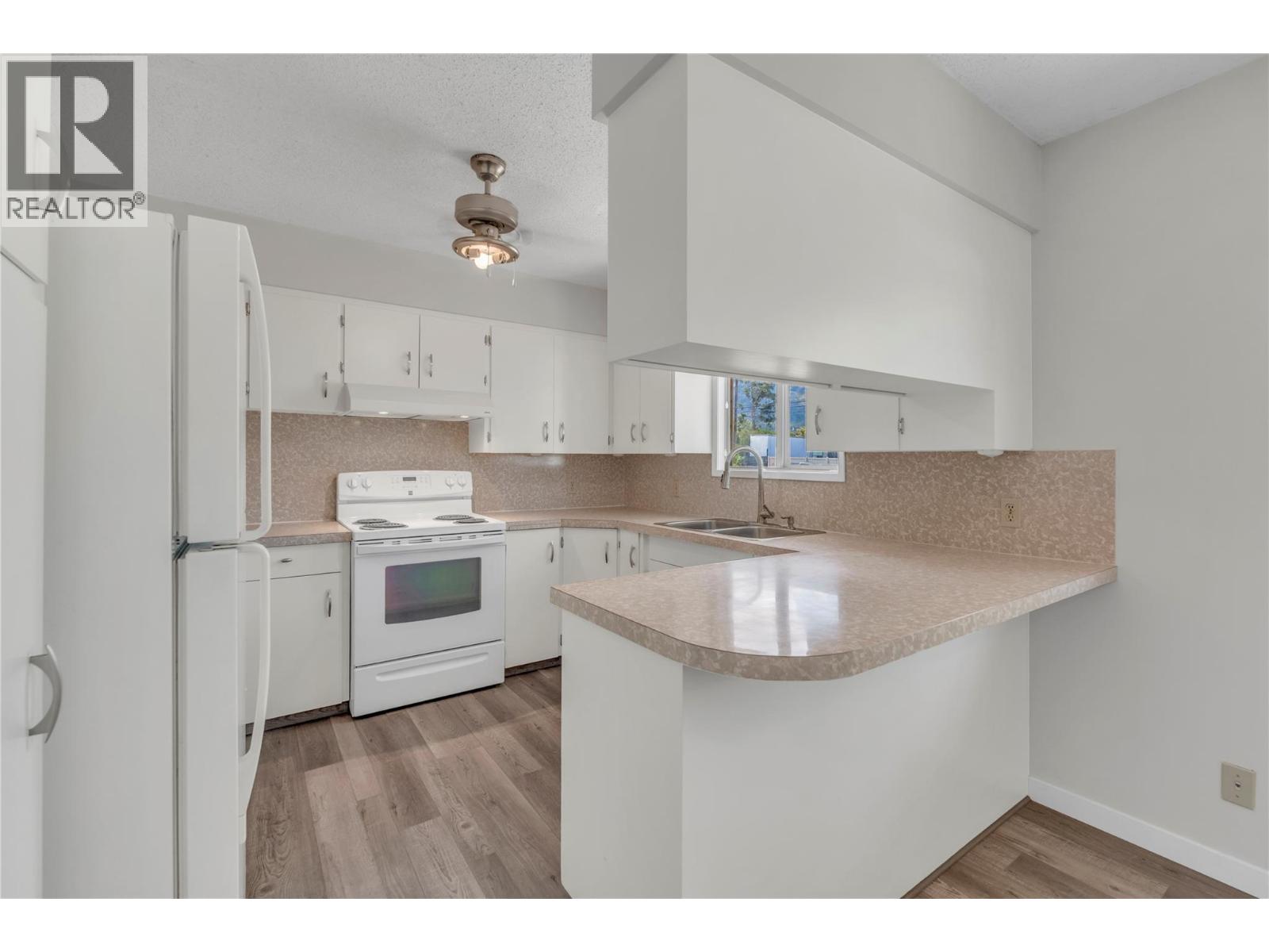5775 Main Street, Oliver, British Columbia  V0H 1T0 - Photo 2 - 10393593