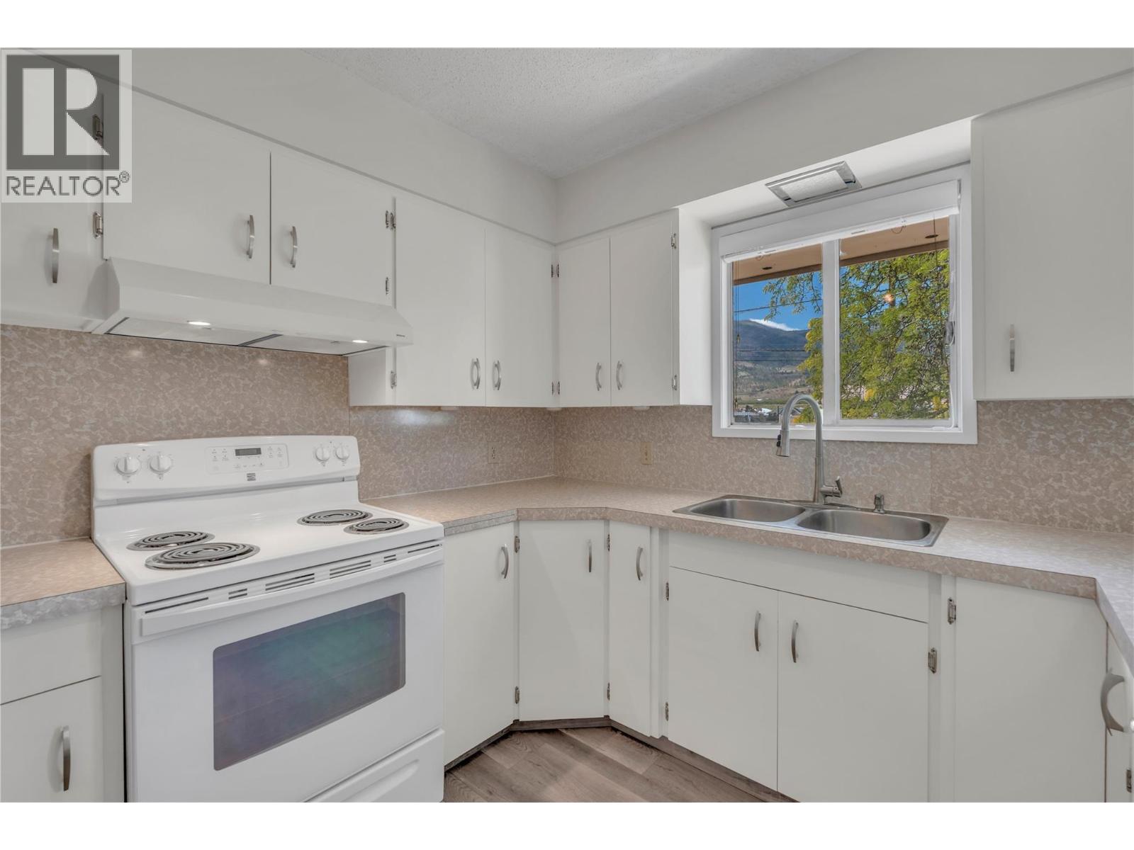 5775 Main Street, Oliver, British Columbia  V0H 1T0 - Photo 3 - 10393593