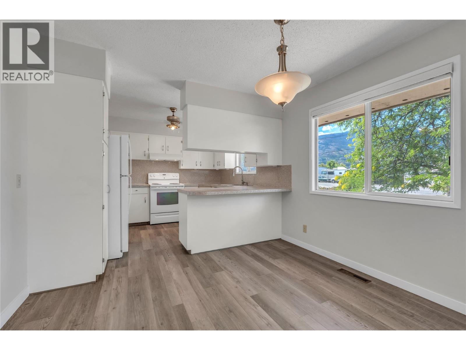 5775 Main Street, Oliver, British Columbia  V0H 1T0 - Photo 9 - 10393593