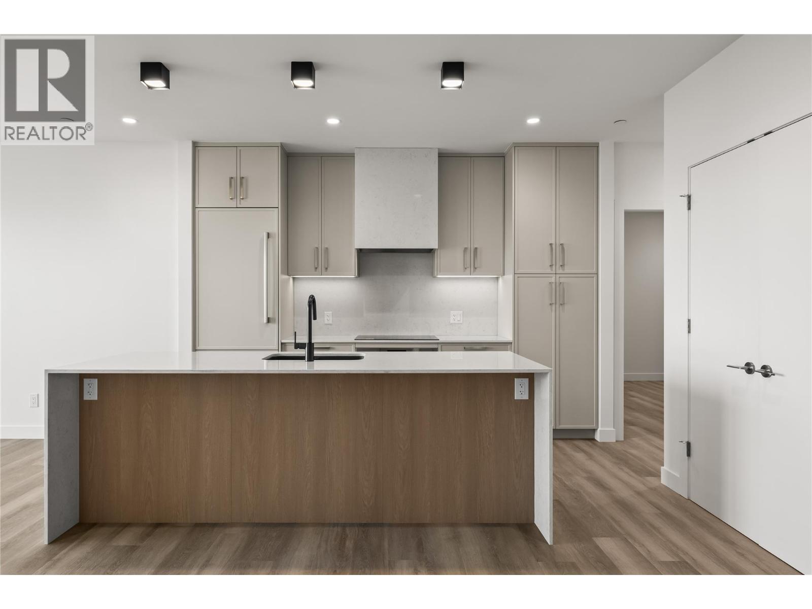 3340 Lakeshore Drive Unit# 306, Kelowna, British Columbia  V1W 0H6 - Photo 2 - 10393690