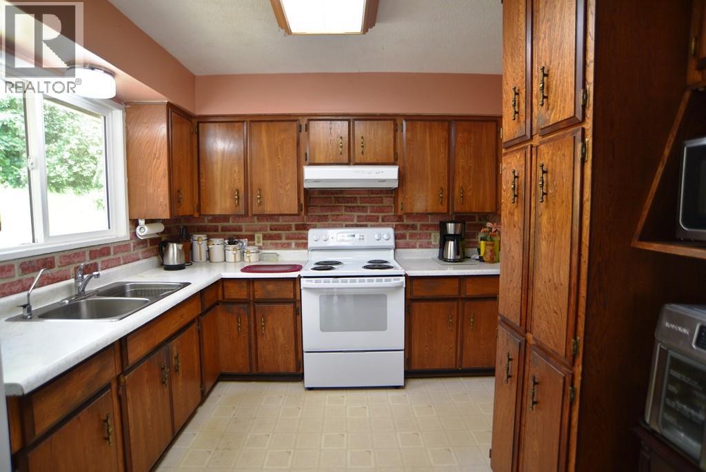 1765 3b Highway, Fruitvale, British Columbia  V0G 1L0 - Photo 20 - 10389409