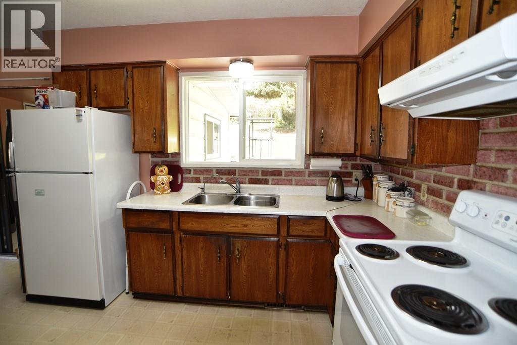 1765 3b Highway, Fruitvale, British Columbia  V0G 1L0 - Photo 21 - 10389409