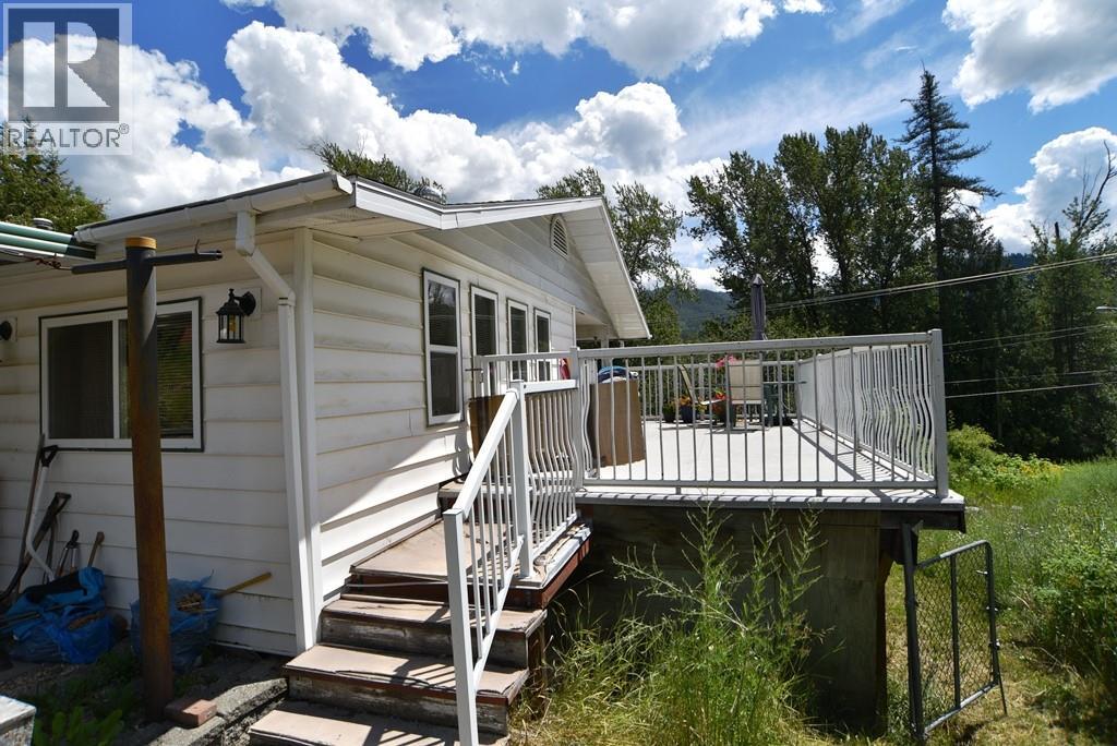 1765 3b Highway, Fruitvale, British Columbia  V0G 1L0 - Photo 3 - 10389409