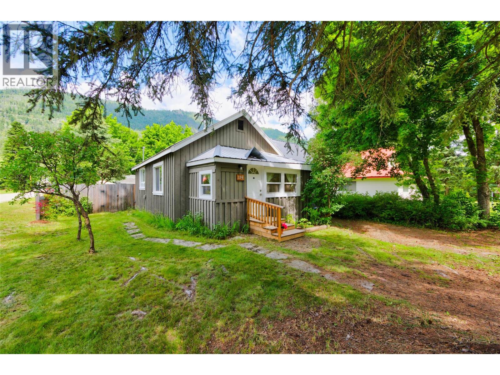124 Sayward Avenue, Salmo, British Columbia  V0G 1Z0 - Photo 1 - 10393692