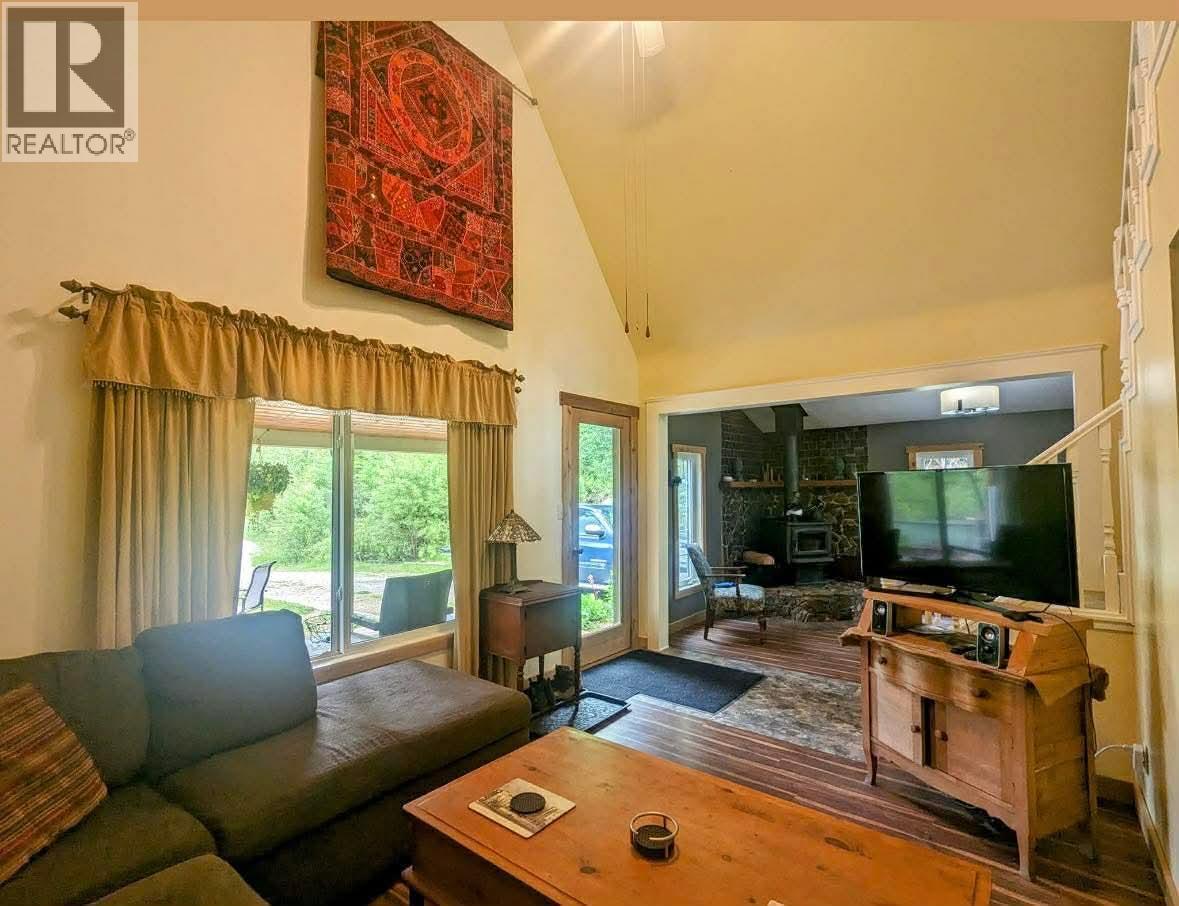 440 Hubscher Road, Ross Spur, British Columbia  V0G 1L0 - Photo 21 - 10394009