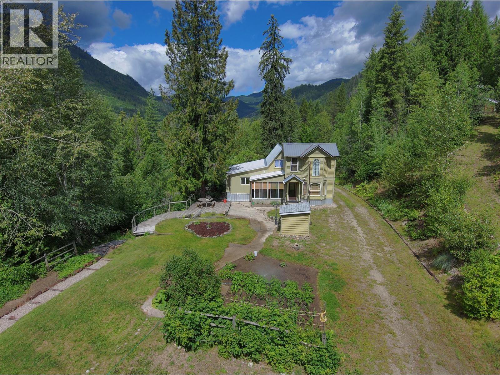 440 Hubscher Road, Ross Spur, British Columbia  V0G 1L0 - Photo 3 - 10394009