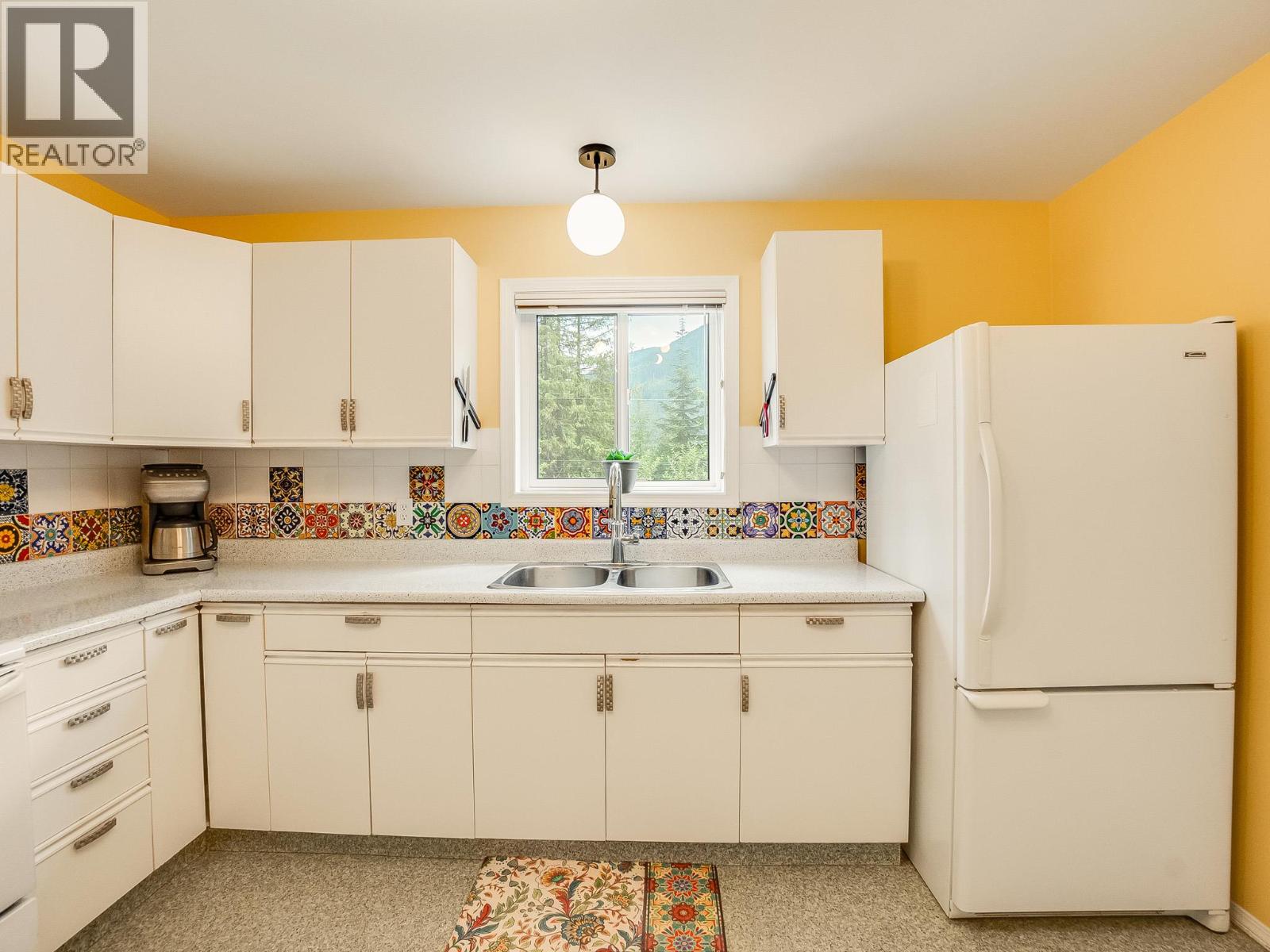 5648 Longbeach Road, Nelson, British Columbia  V1L 6N9 - Photo 13 - 10393326