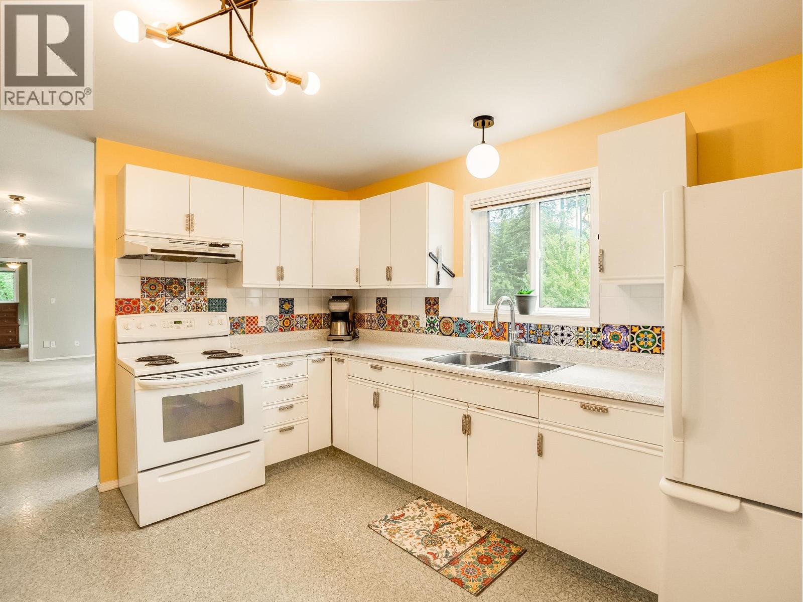 5648 Longbeach Road, Nelson, British Columbia  V1L 6N9 - Photo 9 - 10393326