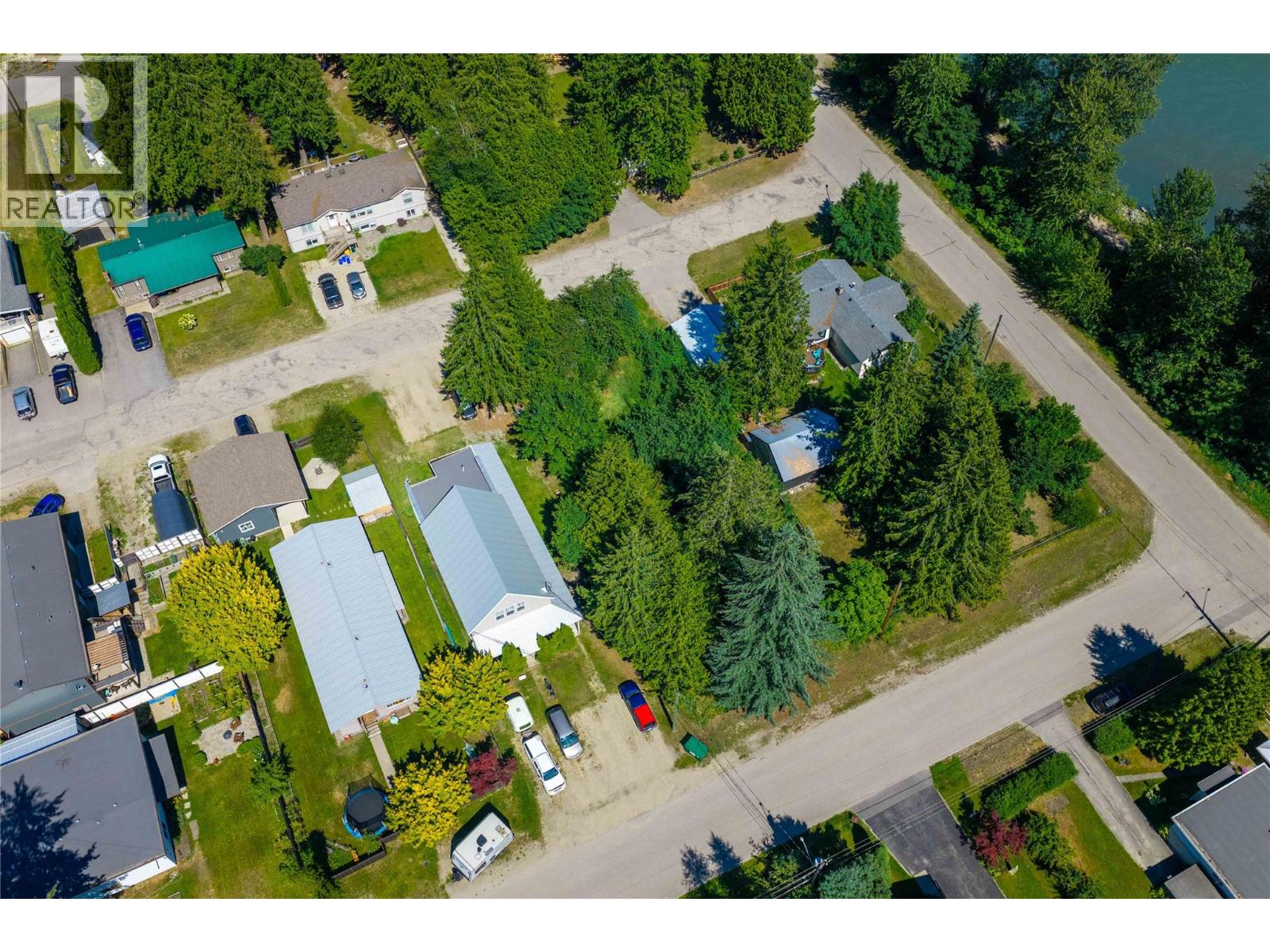 1206 Carlson Street, Revelstoke, British Columbia  V0E 2S0 - Photo 2 - 10393995