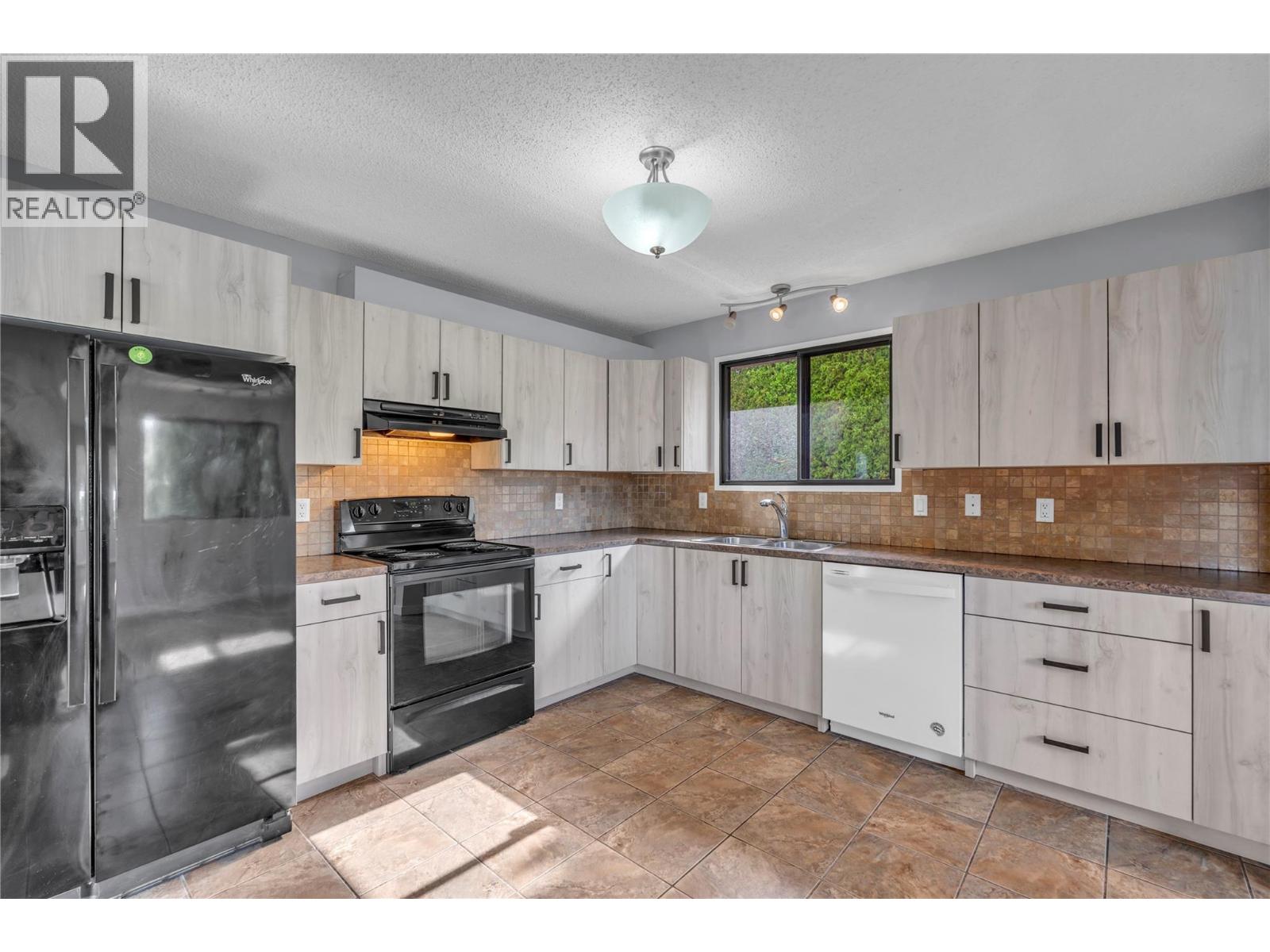 2550 Wiltse Drive, Penticton, British Columbia  V2A 7X5 - Photo 3 - 10394121