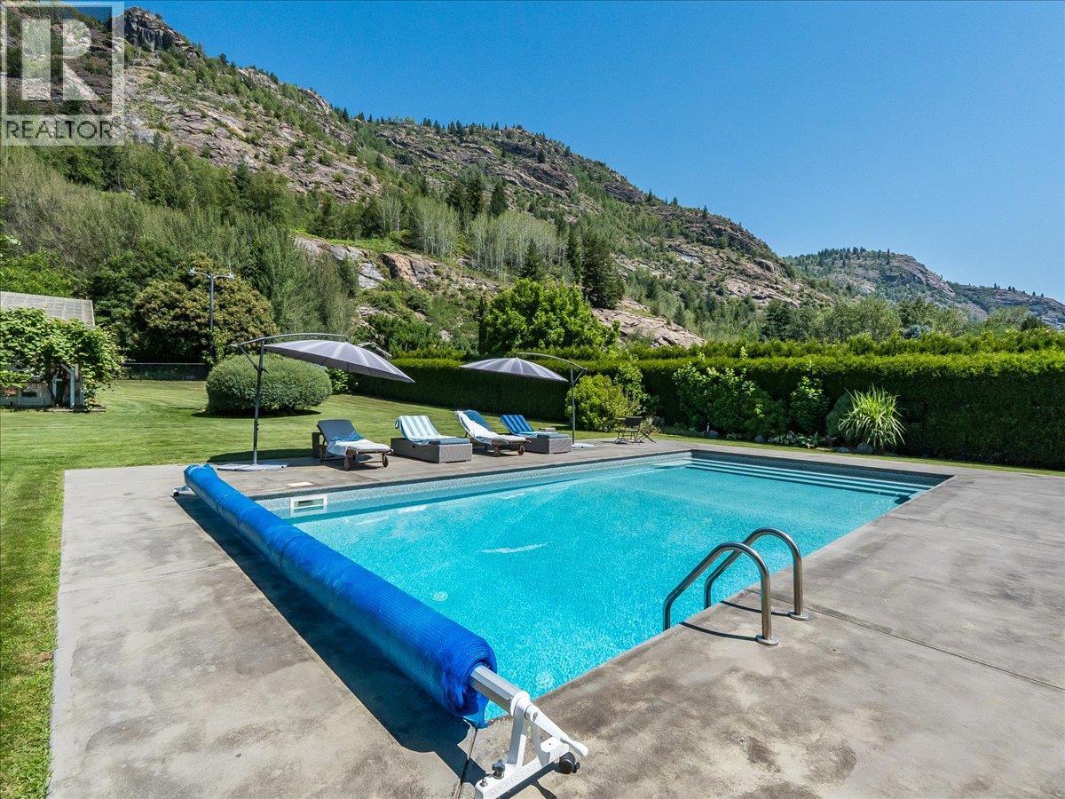 3441 Laburnum Drive, Trail, British Columbia  V1R 2S9 - Photo 4 - 10393917
