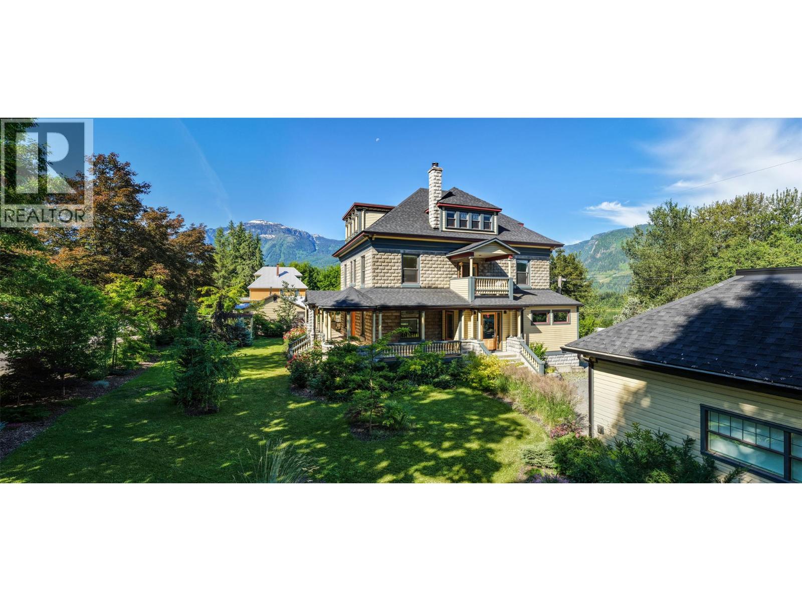 805 & 815 Mackenzie Avenue, Revelstoke, British Columbia  V0E 2S0 - Photo 3 - 10393237
