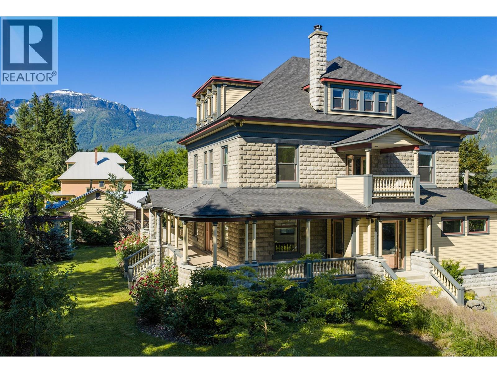 805 & 815 Mackenzie Avenue, Revelstoke, British Columbia  V0E 2S0 - Photo 9 - 10393237