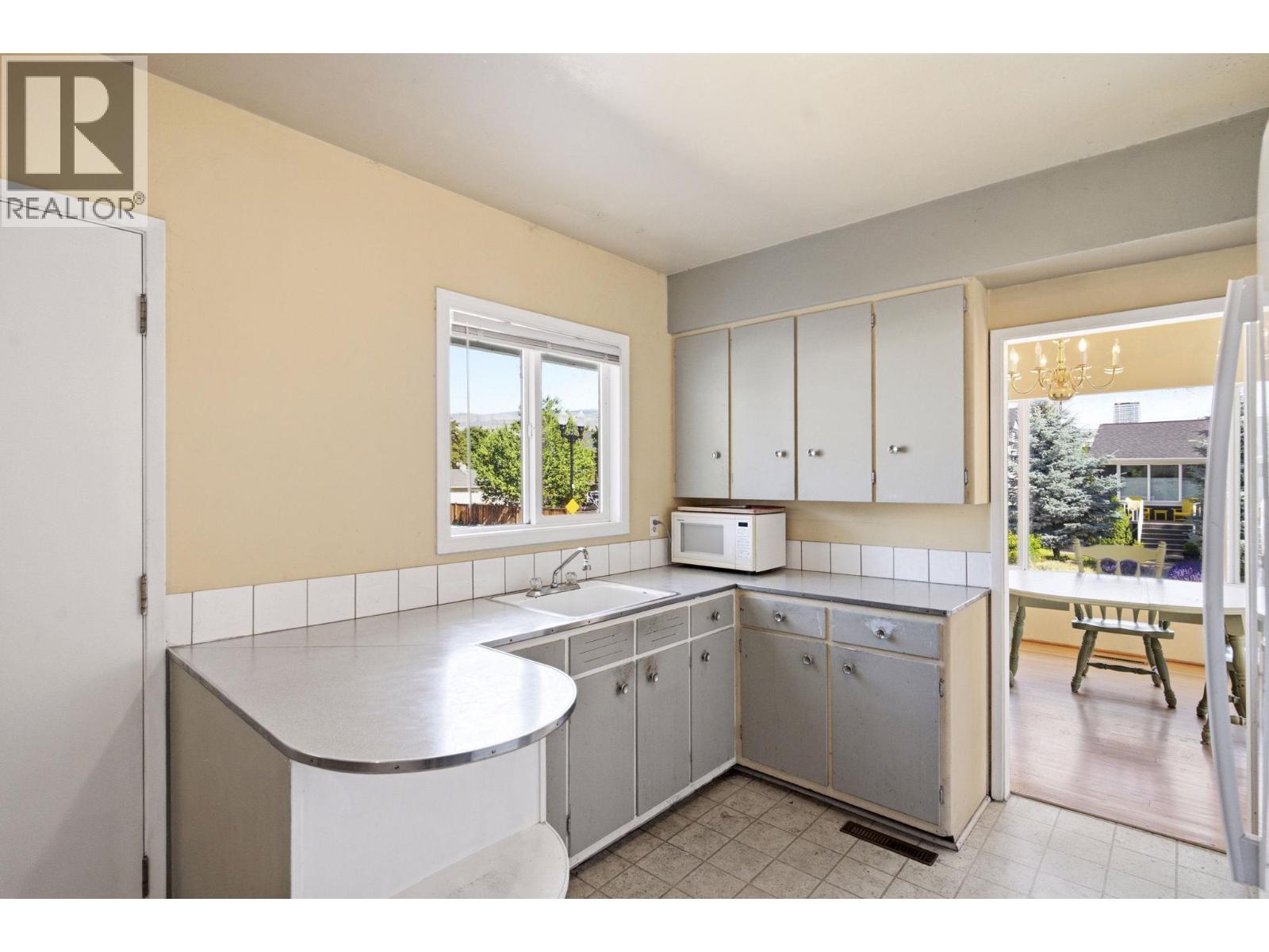 2362 Abbott Street, Kelowna, British Columbia  V1Y 1E6 - Photo 8 - 10394154