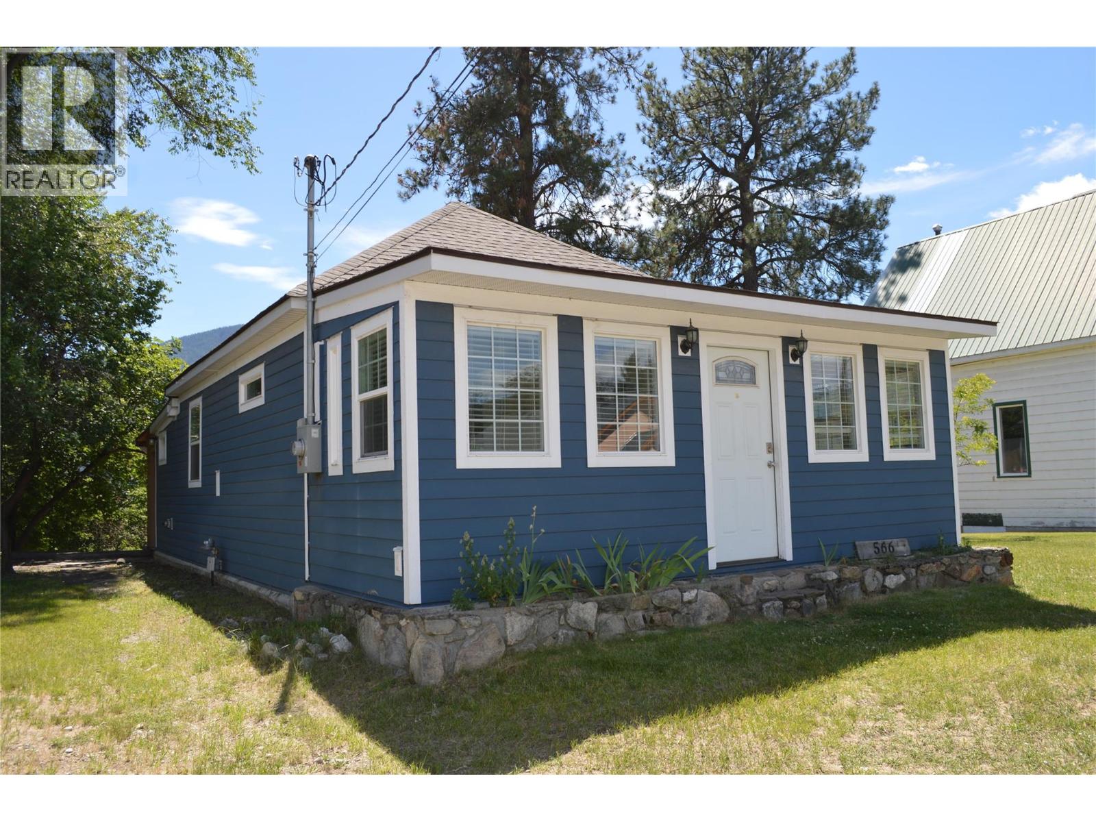 566 72nd Avenue, Grand Forks, British Columbia  V0H 1H0 - Photo 2 - 10394112