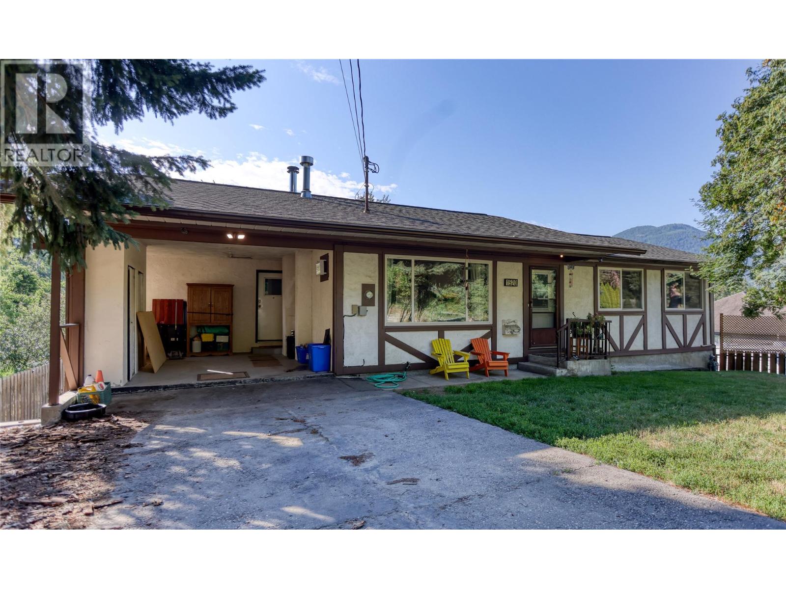 1520 3b Highway, Fruitvale, British Columbia  V0G 1L1 - Photo 1 - 10394022