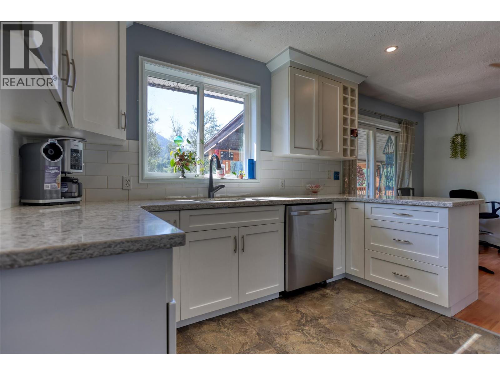 1520 3b Highway, Fruitvale, British Columbia  V0G 1L1 - Photo 11 - 10394022