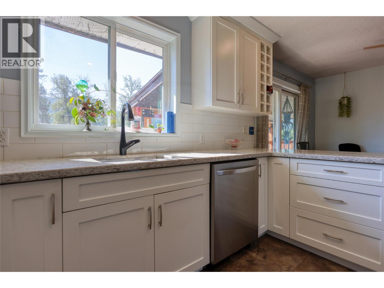 1520 3b Highway, Fruitvale, British Columbia  V0G 1L1 - Photo 12 - 10394022