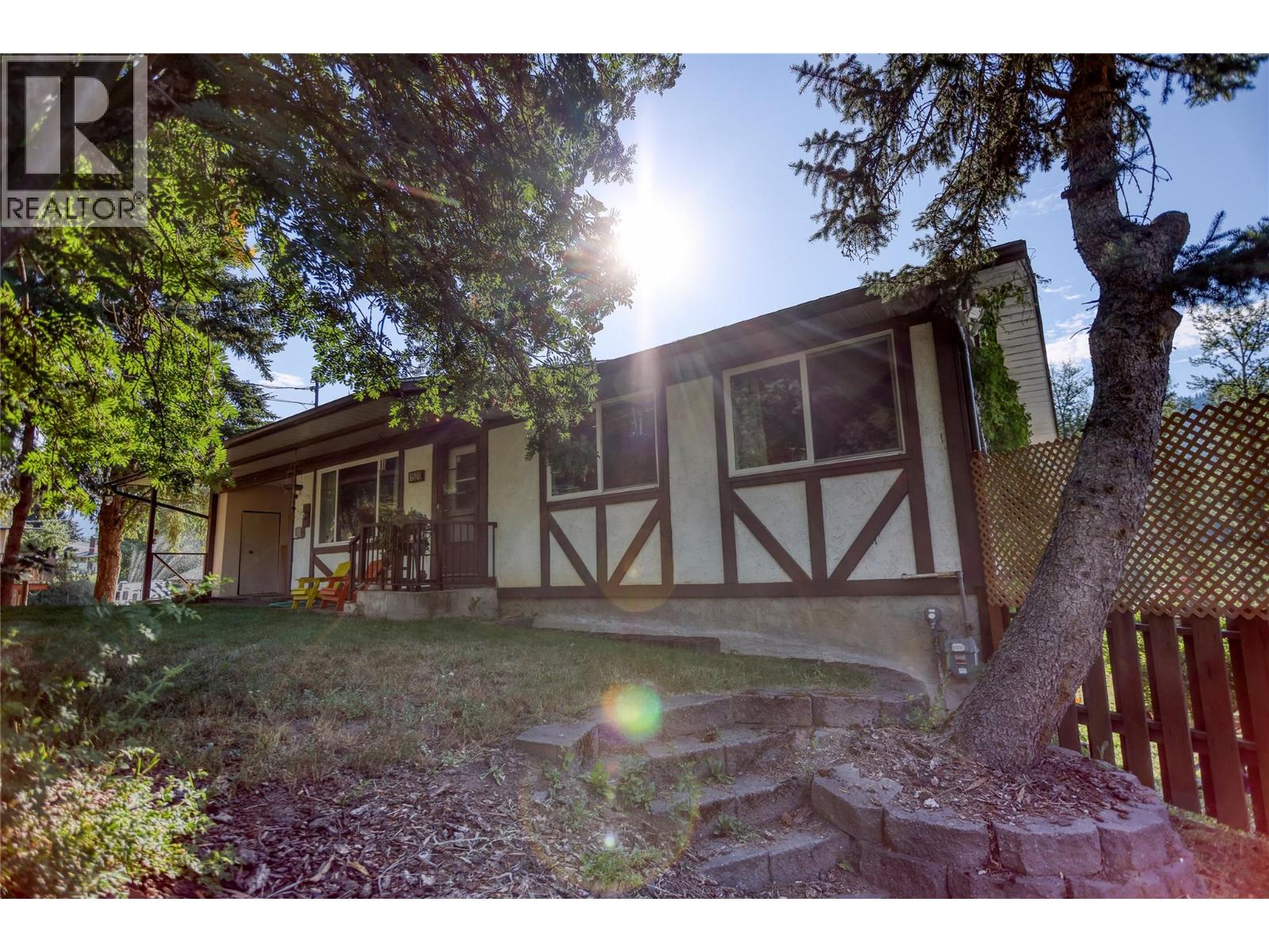 1520 3b Highway, Fruitvale, British Columbia  V0G 1L1 - Photo 2 - 10394022