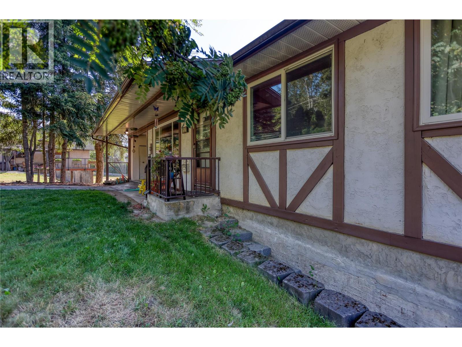 1520 3b Highway, Fruitvale, British Columbia  V0G 1L1 - Photo 3 - 10394022
