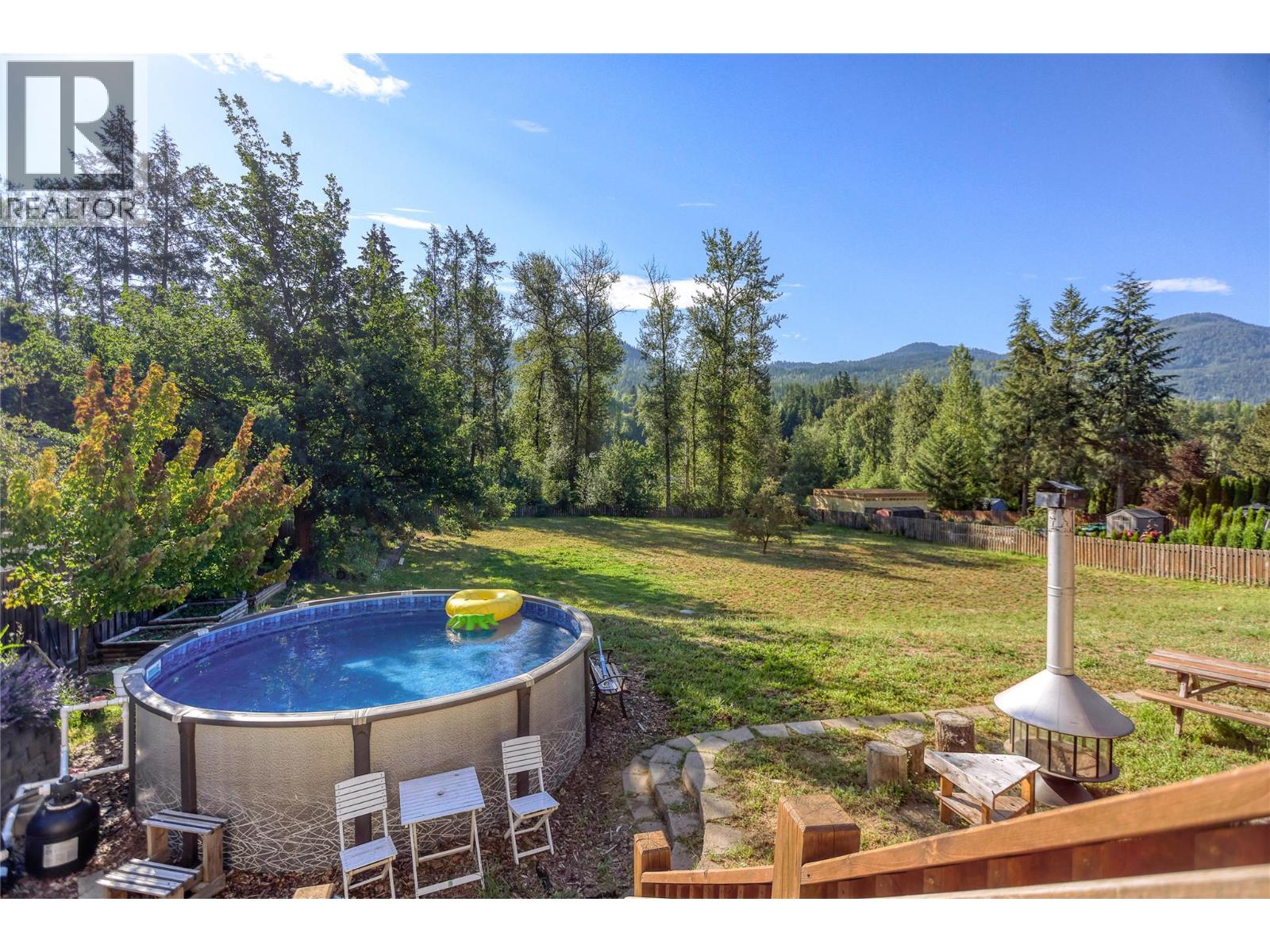 1520 3b Highway, Fruitvale, British Columbia  V0G 1L1 - Photo 8 - 10394022