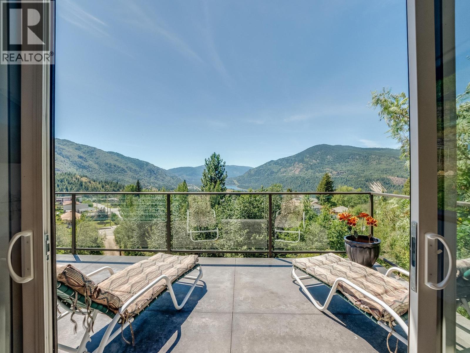 160 10th Avenue, Montrose, British Columbia  V0G 1P0 - Photo 37 - 10394364